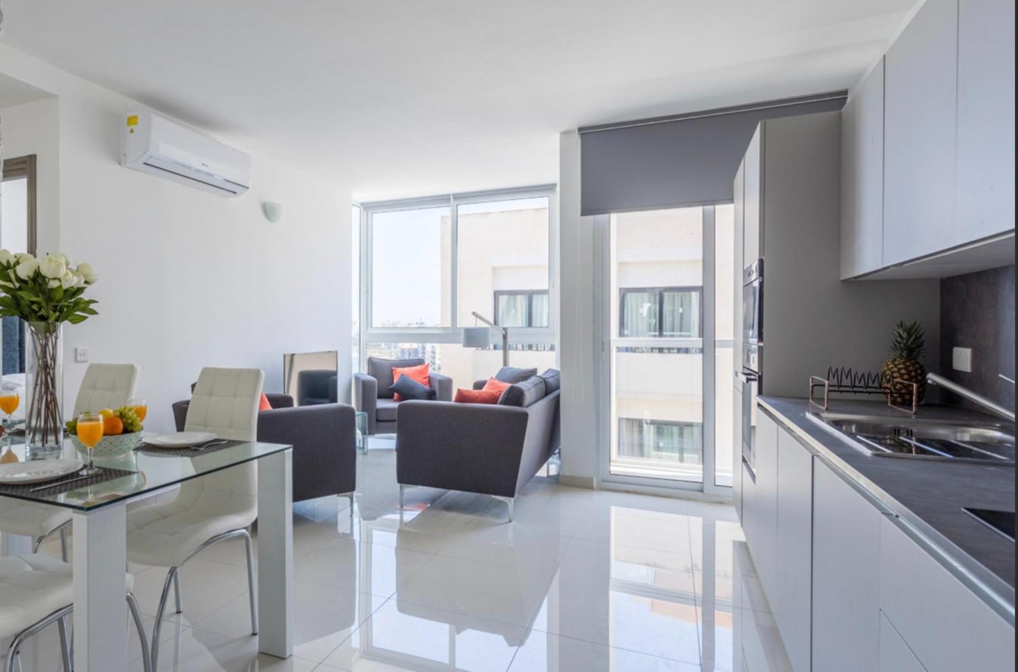 Saint Julian - Lovely Apartment With Terrace - Cityapartmentstay سانت جوليان المظهر الخارجي الصورة