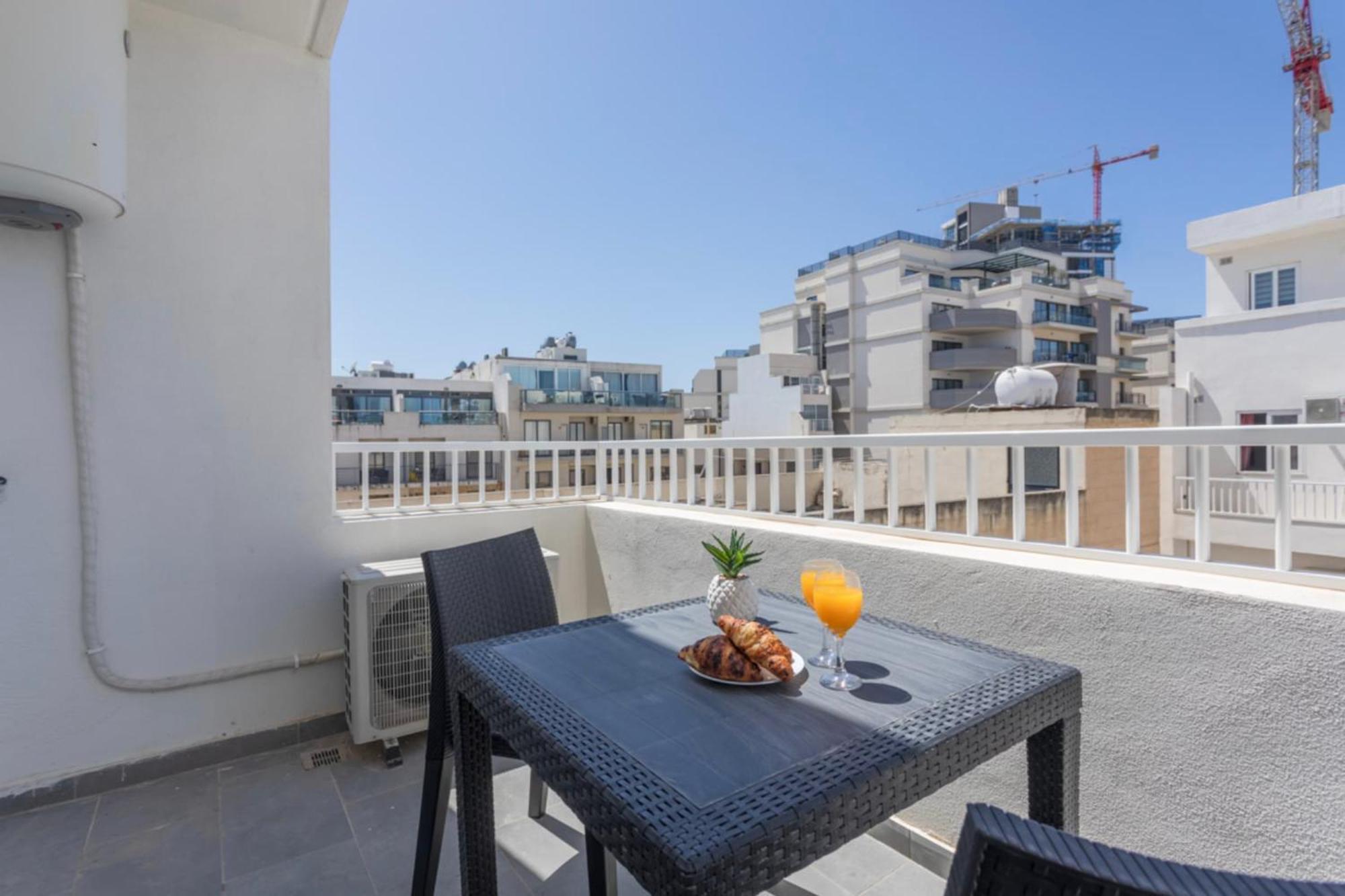 Saint Julian - Lovely Apartment With Terrace - Cityapartmentstay سانت جوليان المظهر الخارجي الصورة